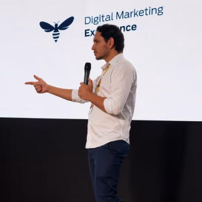 Anderson Barbosa palestrante no palco do Digital Marketing Experience em Goiânia falando sobre medo de falar em público e comunicação