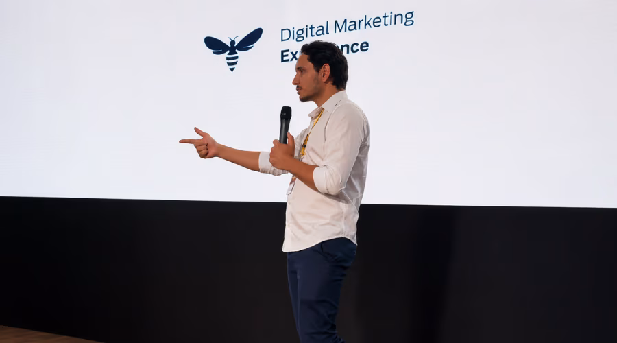 Anderson Barbosa palestrante no palco do Digital Marketing Experience em Goiânia falando sobre medo de falar em público e comunicação